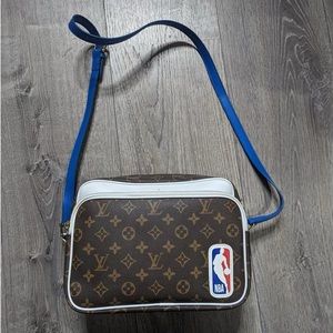 Luis Vuitton monogram canvas messenger bag LVXNBA